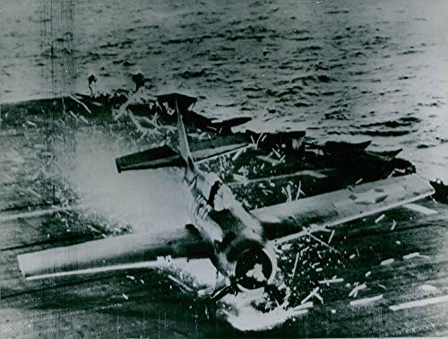 Реколта снимка изтребител Wildcat plane39, завийте който раскалывает дървена полетную палубата на самолетоносач Тихоокеанския флот на