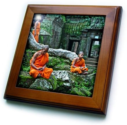 3. Начертайте три оранжево-зелени будист Theravada, седнали на плочки в рамката на храма на джунглата Ta Prohm