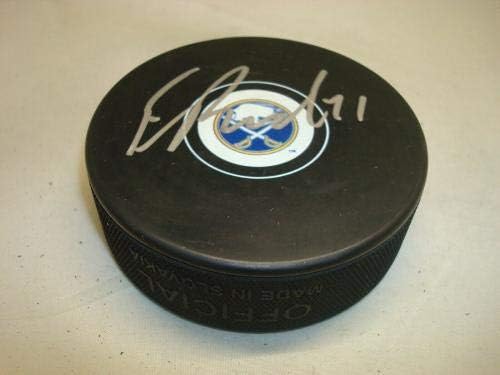 Евън Родригес подписа Хокей шайба Бъфало Сейбърс с автограф 1А - за Миене на НХЛ с автограф