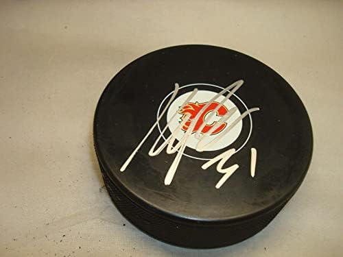 Кари Рамо подписа хокей шайба Калгари Флеймс с автограф 1А - за Миене на НХЛ с автограф