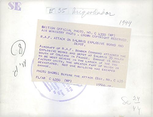 Реколта снимка атака R. A. F на взривяване и склад в Салбрисе.