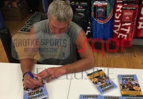 Брет Favre, подписано книга с меки корици Лидери на опаковката Грийн Бей Пэкерс - Списания NFL с автограф