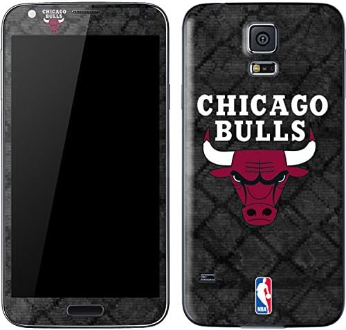 Кожата телефон Skinit Decal е Съвместим с Galaxy S5 - Официално Лицензиран дизайн NBA Chicago Bulls Dark Rust