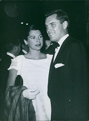 Реколта снимка на Джеф Хънтър и Дъсти Бартлет, Холивудската двойка.Актьорът Джефри Хънтър и неговата втора жена Дъсти Бартлет в изчертава.1959