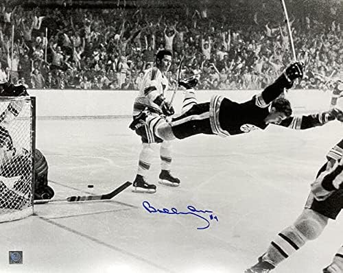 Боби Ор подписа Хокей снимка Бостън Бруинс с летящим топката 16х20 GNR - Снимки на НХЛ с автограф