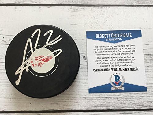 Андреас Атансиу Подписа на шайбата на Детройт Ред Уингс на Бекет БАС COA с автограф на дву - за Миене на НХЛ с автограф