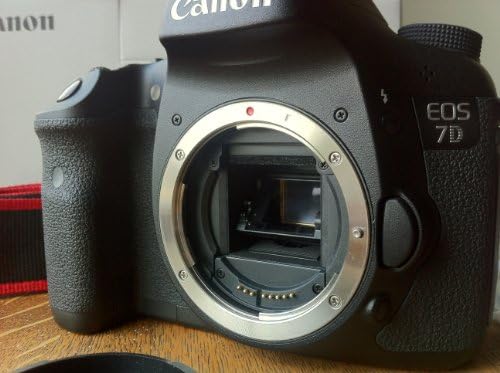 Само корпус цифров огледално-рефлексен фотоапарат Canon EOS 7D с 18-мегапикселов CMOS-матрица (спрян от производство производителя)