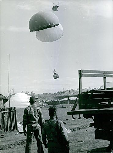 Реколта снимка военни един, изхвърлените с парашут във военния лагер във Виетнам.- 1965