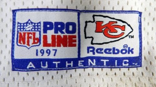 1997 г. Канзас Сити Шефове Стив Барън Уолъс №74, Издаден в бяла фланелка 48 62 - Използваните тениски за игри NFL без подпис